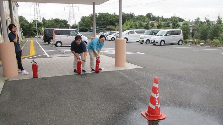 消火器で放水中